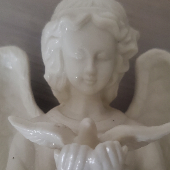 Ceramic Angel holding Dove 🕊 Measures 11.5" tall - Picture 6 of 6